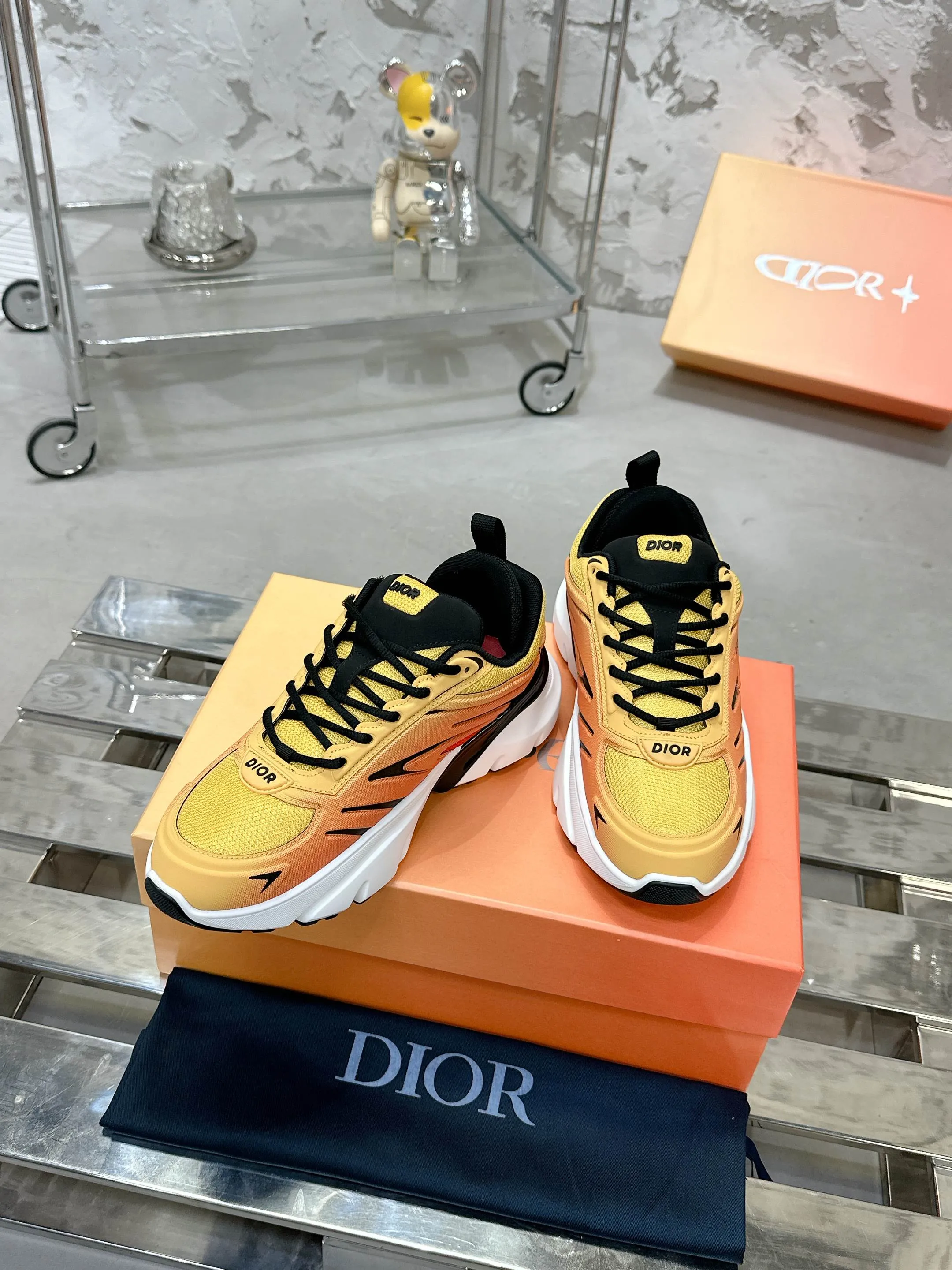 Factory price 760💰 Top version! ! ! Dior Dior's latest B44 Blade series, couple style, casual, thick-soled sneakers, running shoes, purchased from the original, developed and manufactured. This B44 Blade sneaker comes from the DIOR AND LEWIS HAMILTON exclusive limited series. It adopts a full silhouette design, eye-catching and fashionable, and is inspired by the 2000s. Crafted from gradient blue mesh with tonal technical panels, the sole is finished with a contrasting Blade panel that pays homage to the sport of running. DIOR AND LEWIS HAMILTON signature charms hang from the eyelets, while the Dior signature adorns the upper, heel and sides. Paired with black shoelaces, it is more refined, and the padded support design on the back highlights the sports aesthetic style, which can add modern style to all kinds of casual looks. Exquisite packaging at the delivery counter🛍📦 ▪️ Fabric: Original imported first-layer cowhide ▪️ Lining: Original imported breathable mesh ▪️ Sole: Original open-molded non-slip rubber material ▪️ Bottom thickness: 5.5CM ▪️ Size: Women's 35-40 / Men's 39-46